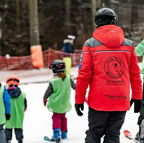 schulklassen-im-winter-altenberg-erzgebirge-sachsen-36.webp Eine Schulklasse bereitet sich auf ihren Skiausflug am Erlebnisberg Altenberg vor.