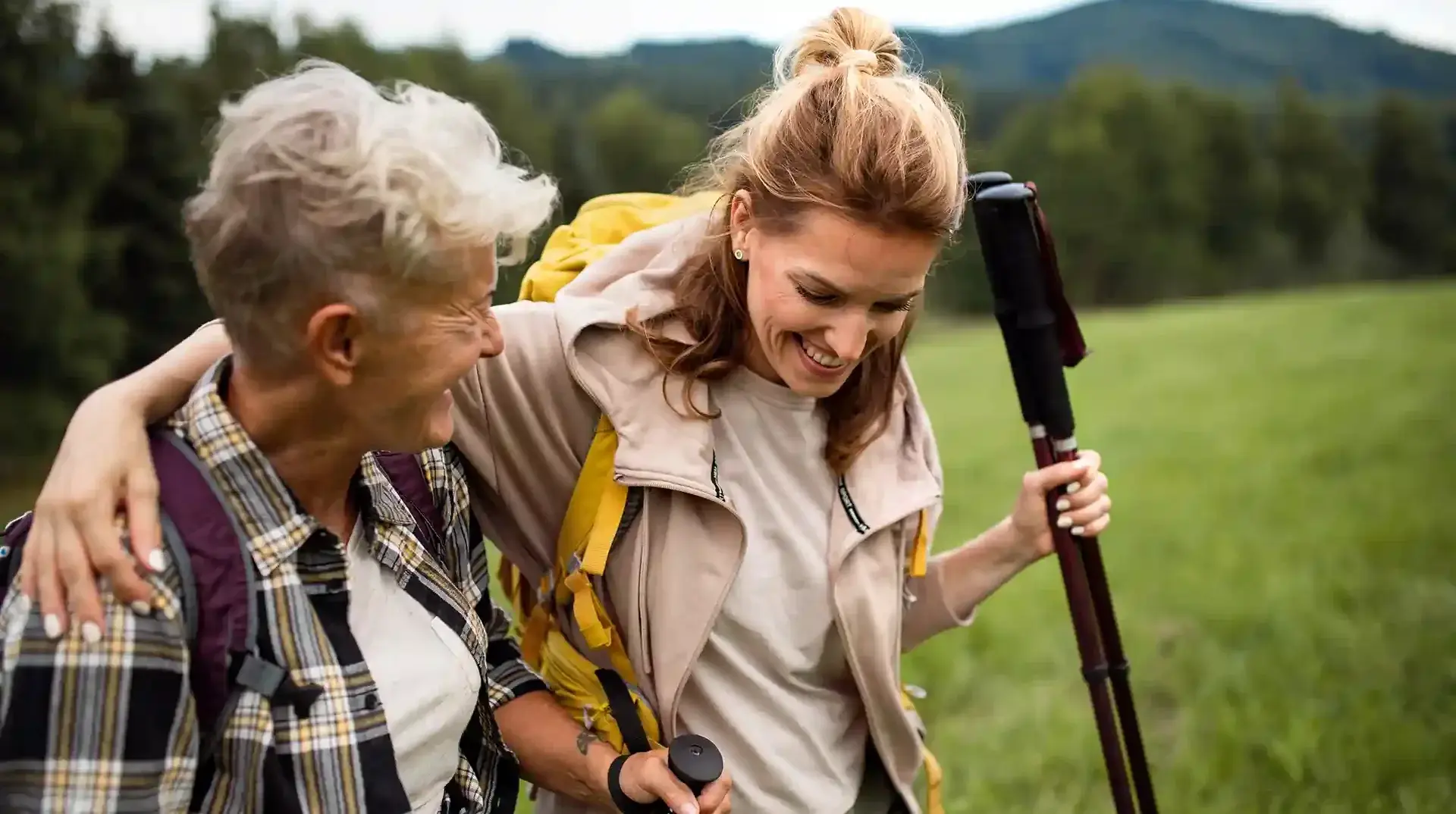 wandergruppen-altenberg-erzgebirge-sachsen-18.webp Zwei Erwachsene Personen wandern gemeinsam an Wanderwegen des Erzgebirges entlang.