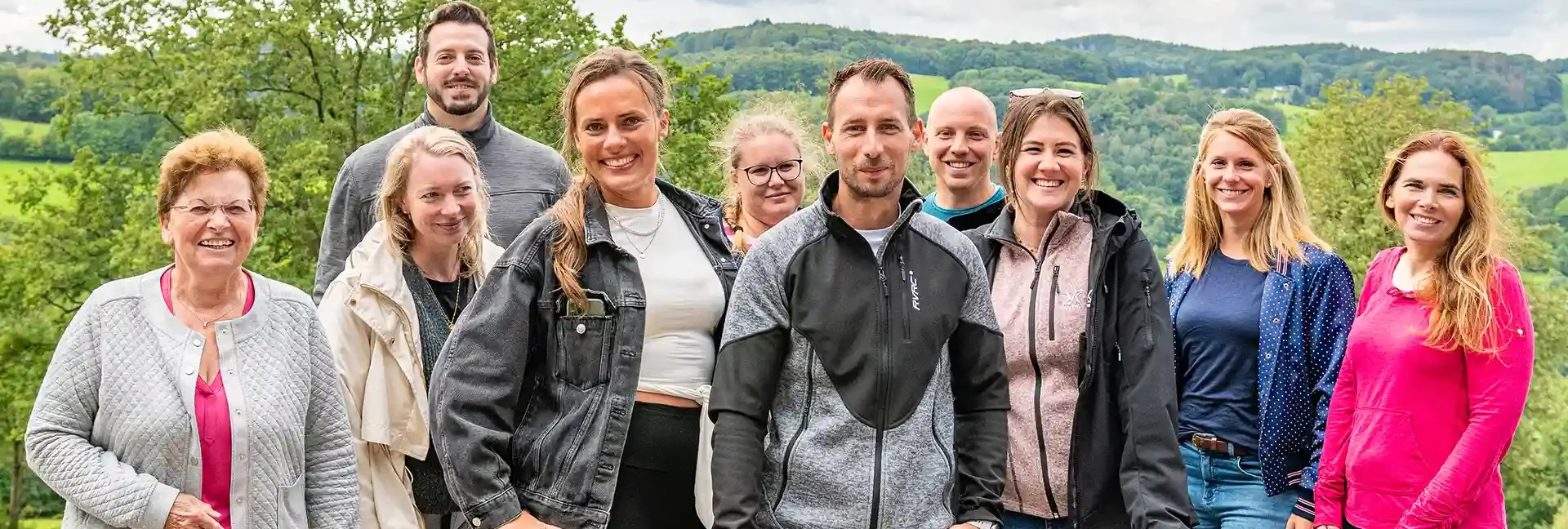 reisegruppen-altenberg-erzgebirge-sachsen-30.webp Eine Reisegruppe steht vor dem Erzgebirge.