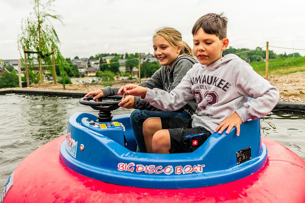 Bumper-Boote fahren Attraktion Freizeitpark Erlebnsiberg Altenbe