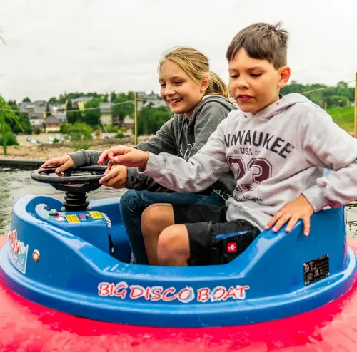 Bumper-Boote fahren Attraktion Freizeitpark Erlebnsiberg Altenbe Bumper-Boote fahren Attraktion Freizeitpark Erlebnsiberg Altenbe