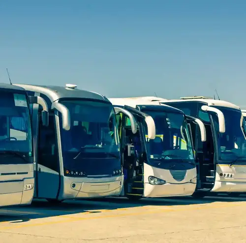 busreisen-altenberg-erzgebirge-sachsen-31.webp Eine Reihe von Reisebussen stehen auf einem Parkplatz am Freizeitpark Altenberg.