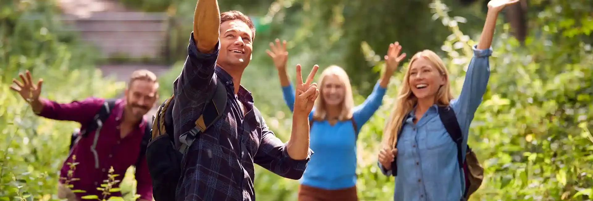 wandergruppen-altenberg-erzgebirge-sachsen-17.webp Eine Wandergruppe macht ein Selfie nachdem sie durch die Natur des Erzgebirges gelaufen sind