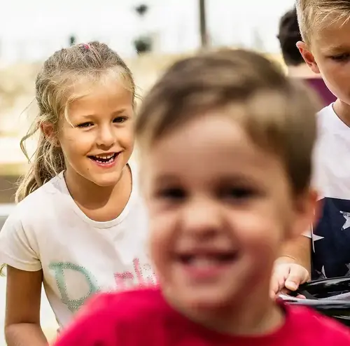 vereine-altenberg-erzgebirge-sachsen-06.webp Eine Kleingruppe von Kindern fahren konzentriert mit einer Kinderattraktion am Erlebnisberg Altenberg.