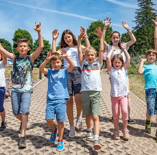 schulklassen-im-sommer-altenberg-erzgebirge-sachsen-22.webp Eine Schulklasse kommt erfreut am Erlebnisberg Altenberg an