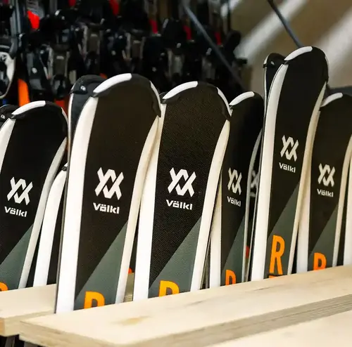 Man sieht das Lager, in dem die Skier hängen.