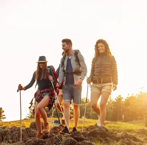 wandergruppen-altenberg-erzgebirge-sachsen-13.webp Eine kleine Wandergruppe wandert über die hügeligen Wanderwege am Erlebnisberg Altenberg