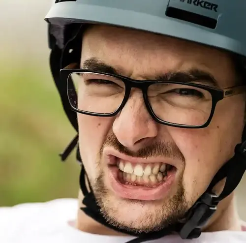 vermietung-altenberg-erzgebirge-sachsen-20.webp Ein Mann schaut angespannt und überrascht während er mit der Sommerrodelbahn fährt.