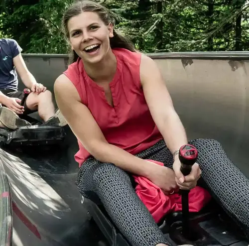busreisen-altenberg-erzgebirge-sachsen-06.webp Ein Mann und eine Frau fahren hintereinander mit der Sommerrodelbahn am Erlebnisberg in Altenberg..