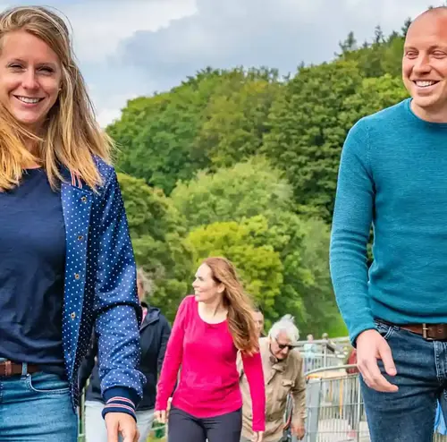 busreisen-altenberg-erzgebirge-sachsen-20.webp Eine Frau und ein Mann laufen glücklich im Freizeitpark Altenberg umher.