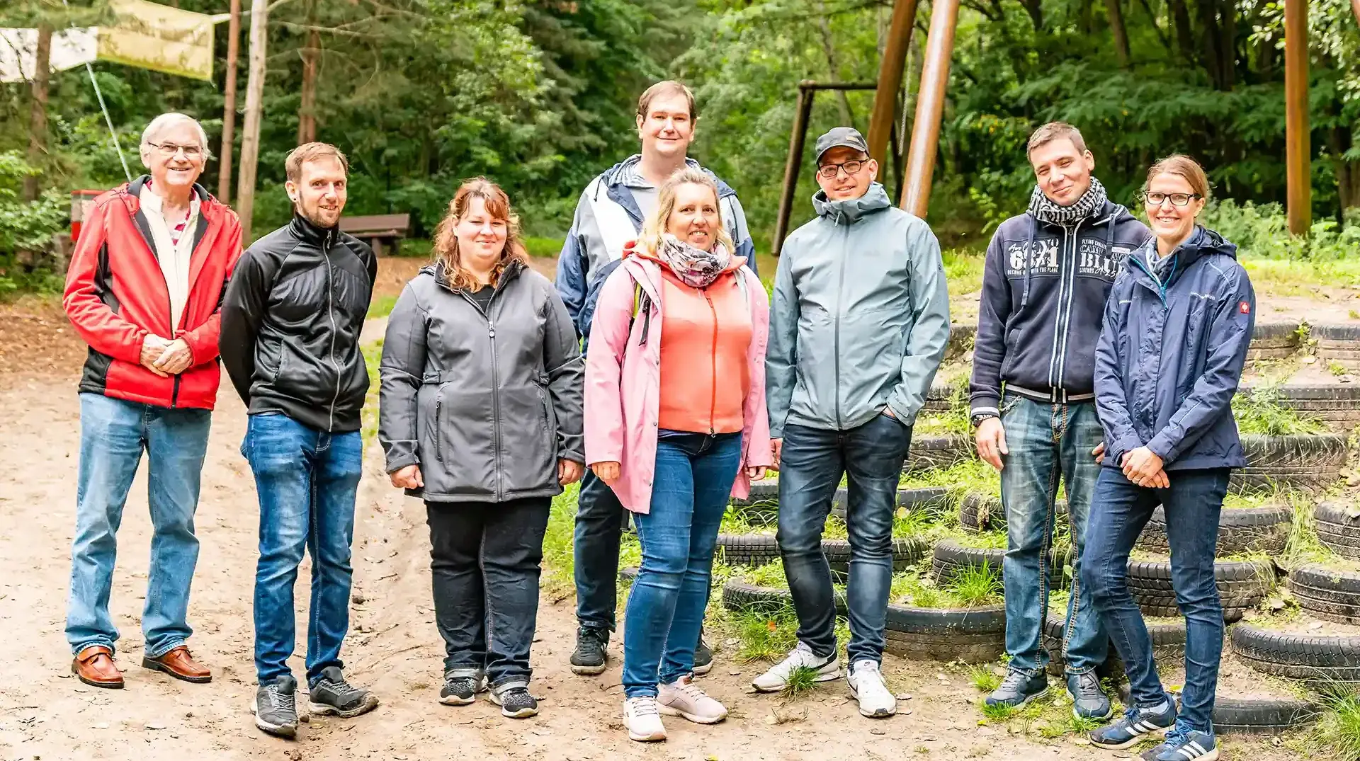 reisegruppen-altenberg-erzgebirge-sachsen-22.webp Eine Gruppe mit Reisenden steht vor der Kinderseilbahn im Freizeitpark Altenberg.