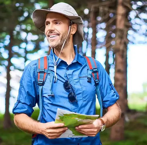 wandergruppen-altenberg-erzgebirge-sachsen-21.webp Ein Wandergruppenführer steht in einem Wald im Erzgebirge.