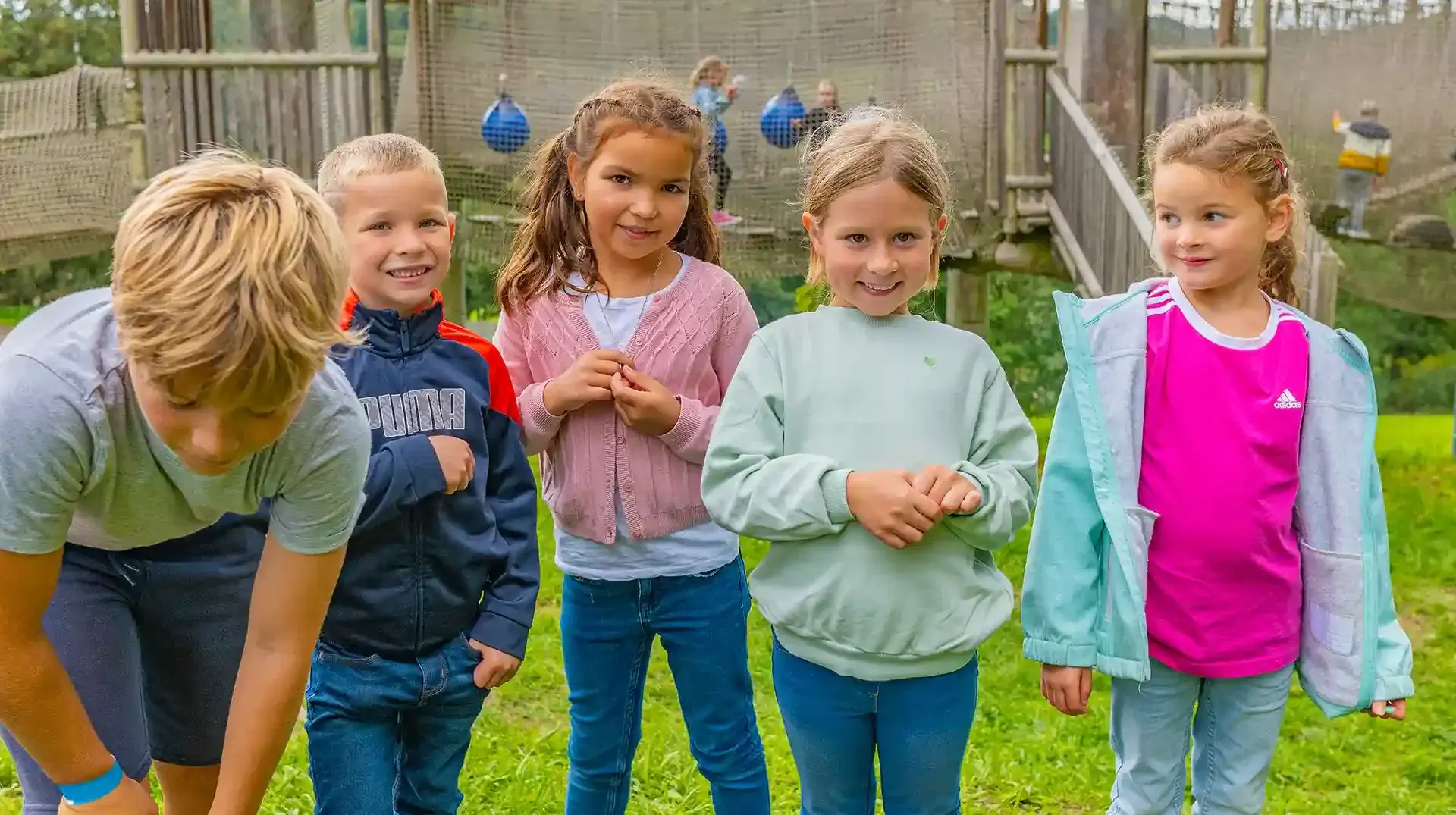 vereine-altenberg-erzgebirge-sachsen-60.webp Eine Gruppe von schüchternen Kindern stehen voller Vorfreude vor einer Kinderattraktion im Erlebnisberg Altenberg.