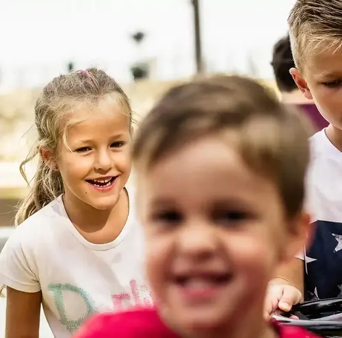 schulklassen-im-sommer-altenberg-erzgebirge-sachsen-06.webp Drei Kinder fahren mit einer Kleinattraktion im Freizeitpark Altenberg.