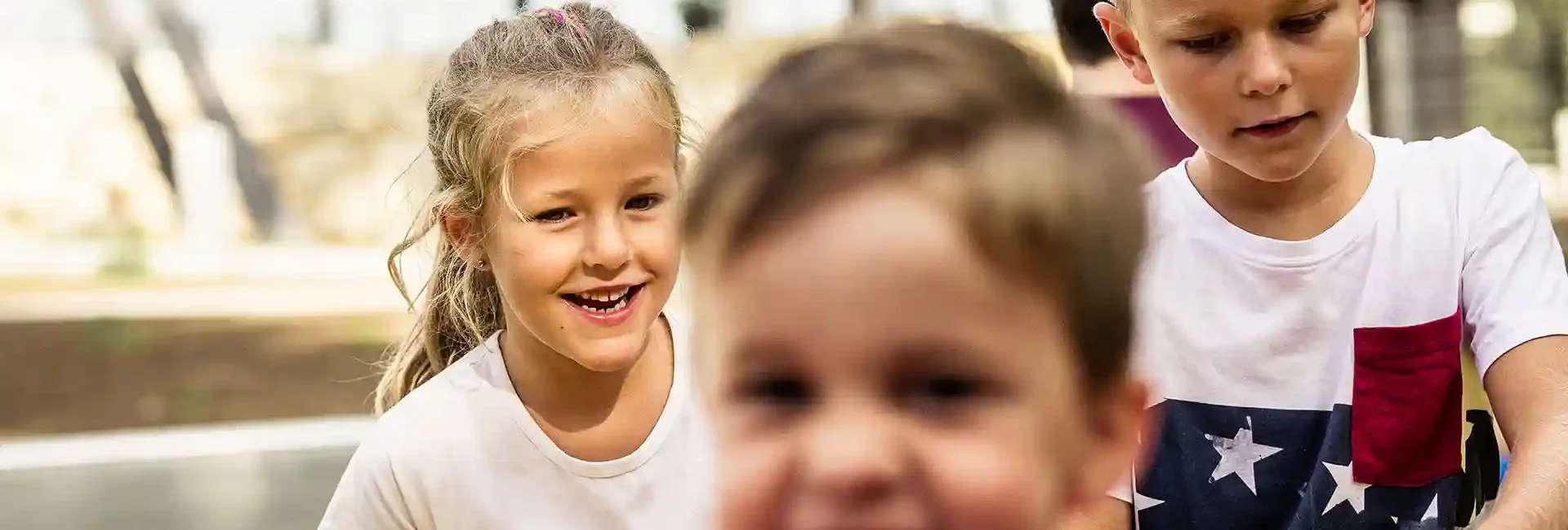 schulklassen-im-sommer-altenberg-erzgebirge-sachsen-06.webp Drei Kinder fahren mit einer Kleinattraktion im Freizeitpark Altenberg.