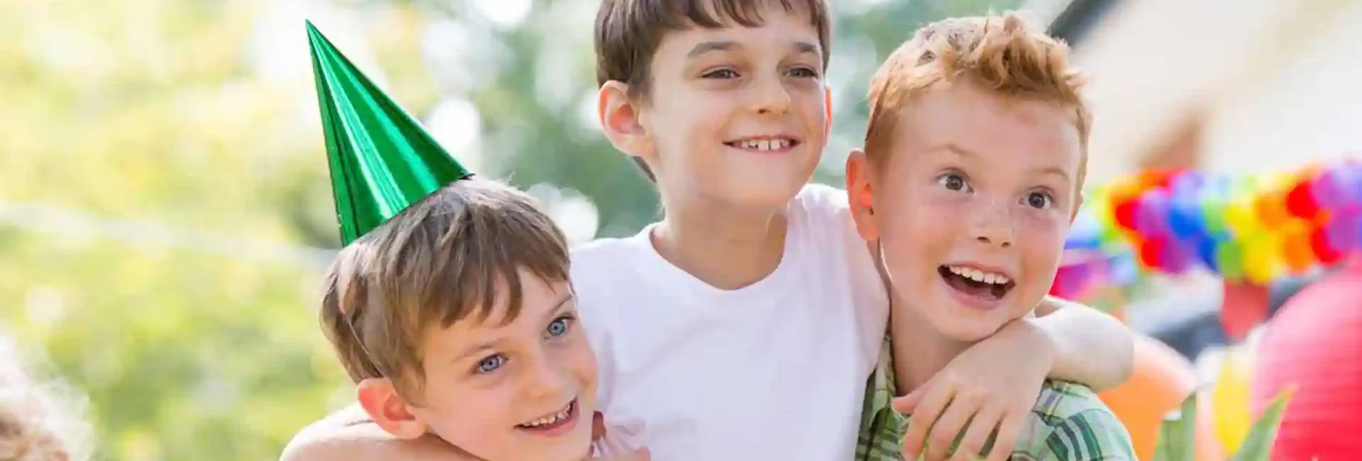 kindergeburtstag-altenberg-erzgebirge-sachsen-81.webp Drei Jungs stehen staunend am Erlebnisberg Altenberg.