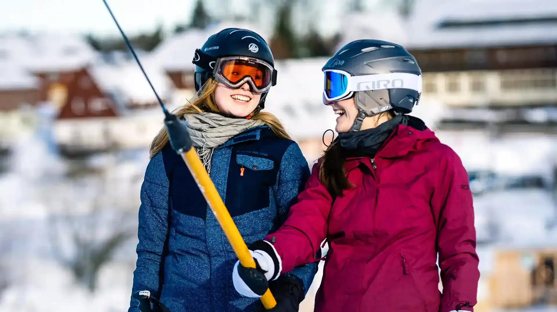 Zwei junge Frauen stehen am Schlepplift im Erzgebirge.