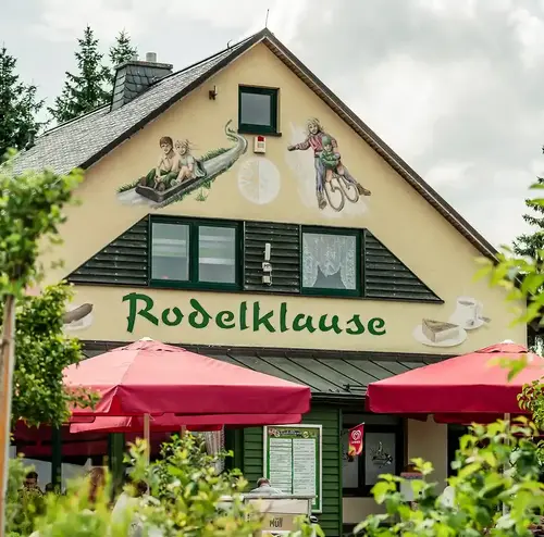 vermietung-altenberg-erzgebirge-sachsen-24.webp Außenansicht der Rodelklause am Erlebnisberg Altenberg