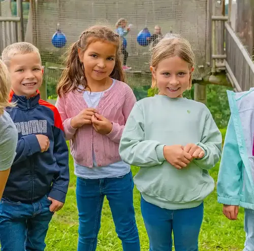 schulklassen-im-sommer-altenberg-erzgebirge-sachsen-52.webp Eine Gruppe von Kindern stehen eingeschüchtert vor einem Kinderspielplatz im Freizeitpark Altenberg.