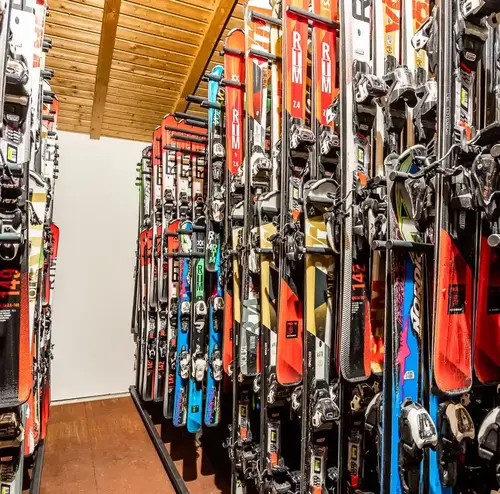 schulklassen-im-winter-altenberg-erzgebirge-sachsen-28.webp Der Skiverleih am Erlebnisberg Altenberg.