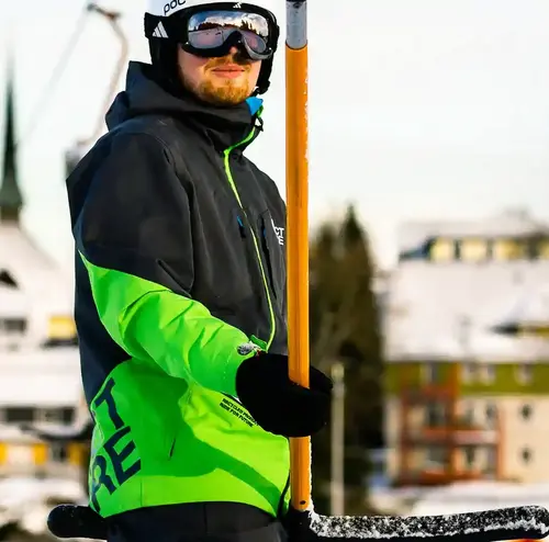 Skiliftfahrt eines Mannes durch die Winterlandschaft am Freizeitpark Altenberg.