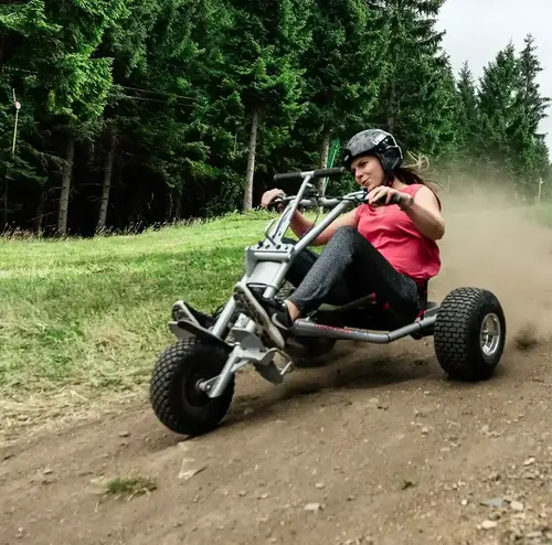 vermietung-altenberg-erzgebirge-sachsen-02.webp Eine Frau auf einem Mountainkart am Erlebnisberg Altenberg.