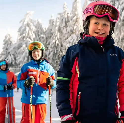 schulklassen-im-winter-altenberg-erzgebirge-sachsen-10.webp Eine Schulklasse steht am Erlebnisberg Altenberg und wartet bis sie die Skipiste wieder benutzen können.