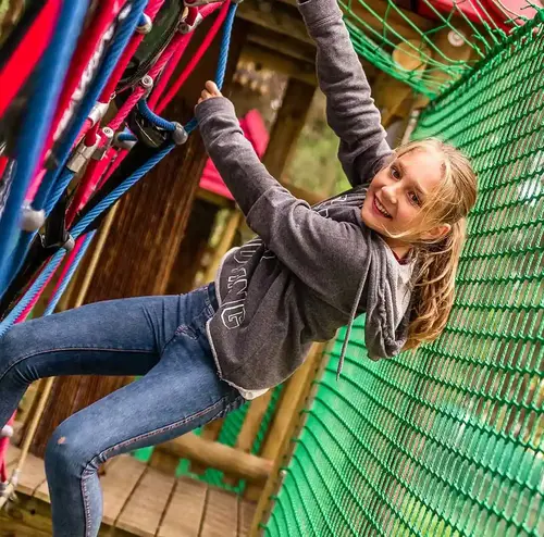 Ein Kind befindet sich im Klettergarten am Erlebnisberg Altenberg.
