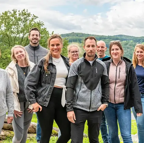 vermietung-altenberg-erzgebirge-sachsen-37.webp Eine Mietgruppe genießt die Aussicht im Funpark Altenberg.