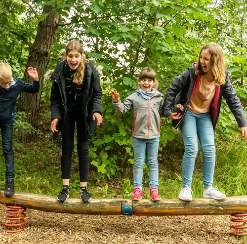 vereine-altenberg-erzgebirge-sachsen-13.webp Ein junge und drei Mädchen spielen gemeinsam auf einem Kinderspielplatz am Erlebnisberg Altenberg.