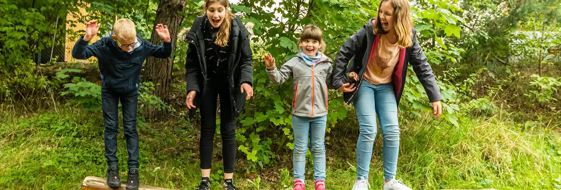 vereine-altenberg-erzgebirge-sachsen-13.webp Ein junge und drei Mädchen spielen gemeinsam auf einem Kinderspielplatz am Erlebnisberg Altenberg.