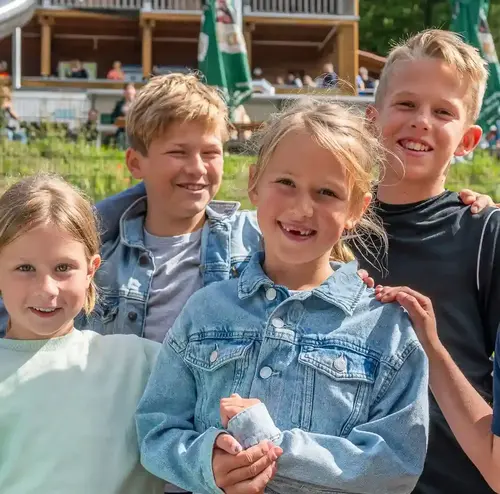 schulklassen-im-sommer-altenberg-erzgebirge-sachsen-47.webp Eine Schulklasse genießt ihren Sommerausflug vor einer Hütte am Erlebnisberg Altenberg.